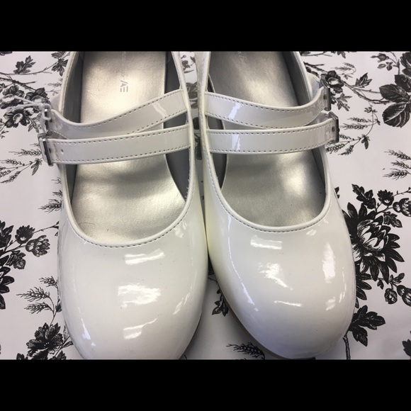 American Eagle Girls dressed up shoes with heels. - Picture 1 of 5